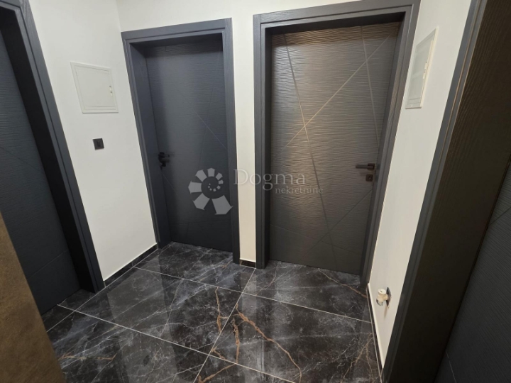 Ekskluzivna obiteljska kuća s dvorištem i vrhunskom opremom