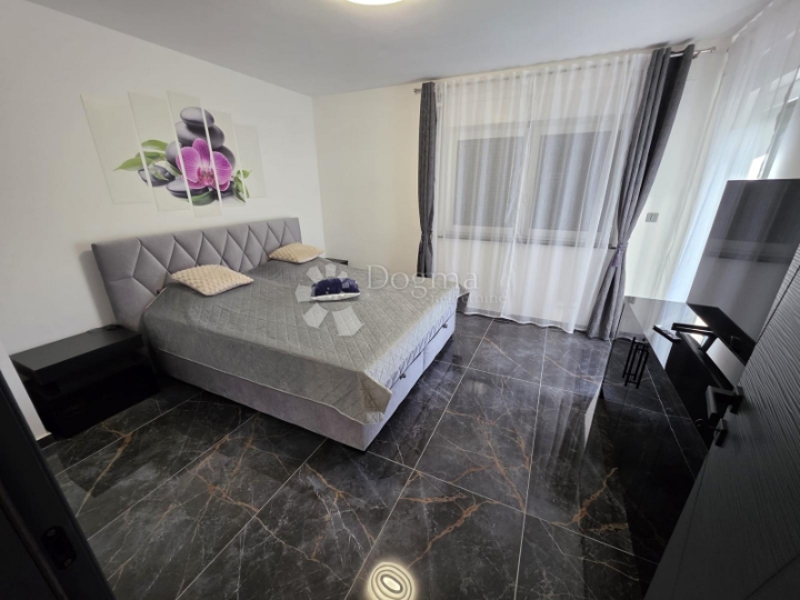 Ekskluzivna obiteljska kuća s dvorištem i vrhunskom opremom