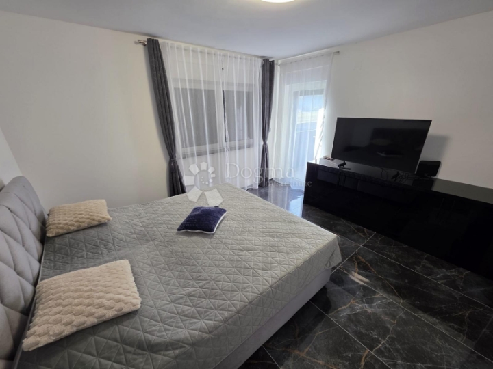 Ekskluzivna obiteljska kuća s dvorištem i vrhunskom opremom