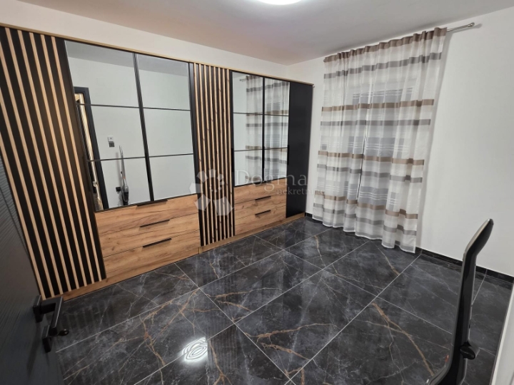 Ekskluzivna obiteljska kuća s dvorištem i vrhunskom opremom