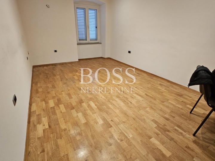 Korzo, poslovni prostor 40m2, 500€+režije