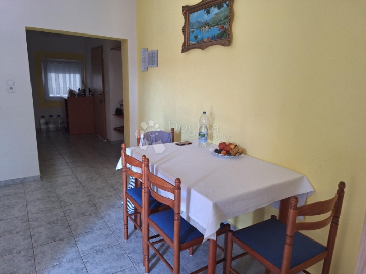 Prvi kat apartmanske kuće, stan samo 100 m od mora