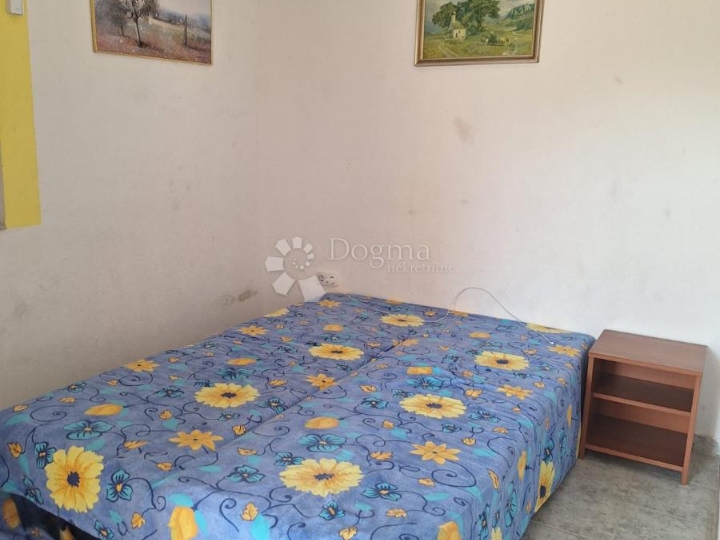 Prvi kat apartmanske kuće, stan samo 100 m od mora