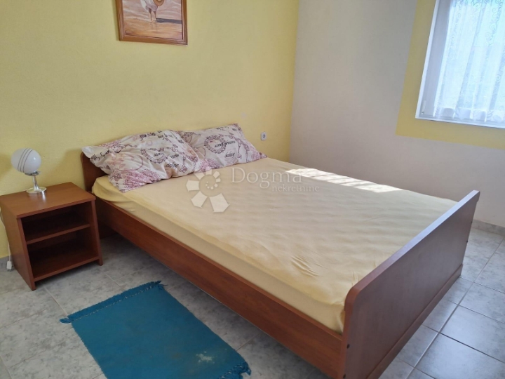 Prvi kat apartmanske kuće, stan samo 100 m od mora