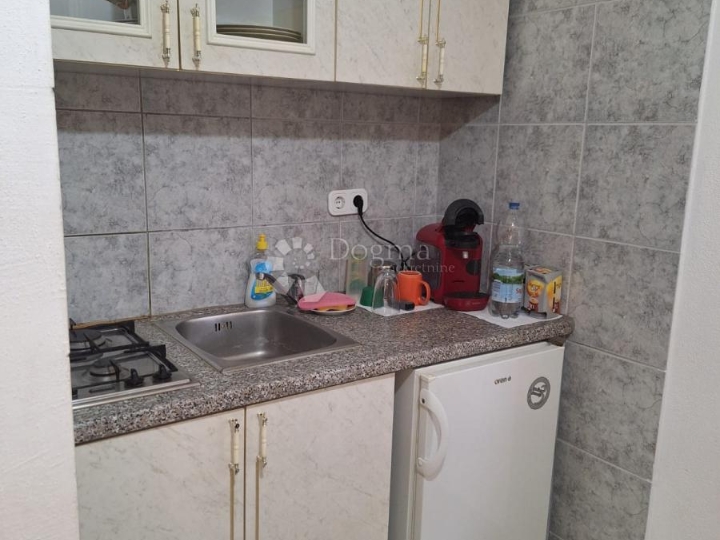 Prvi kat apartmanske kuće, stan samo 100 m od mora