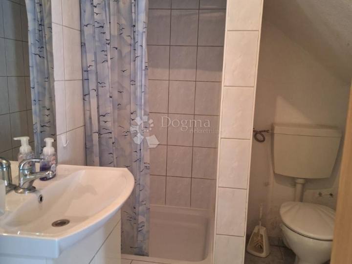 Prvi kat apartmanske kuće, stan samo 100 m od mora