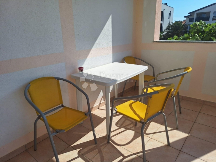 Prvi kat apartmanske kuće, stan samo 100 m od mora