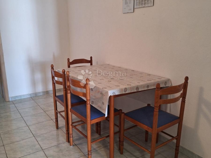 Stan na prvom katu apartmanske kuće, 100 m od mora