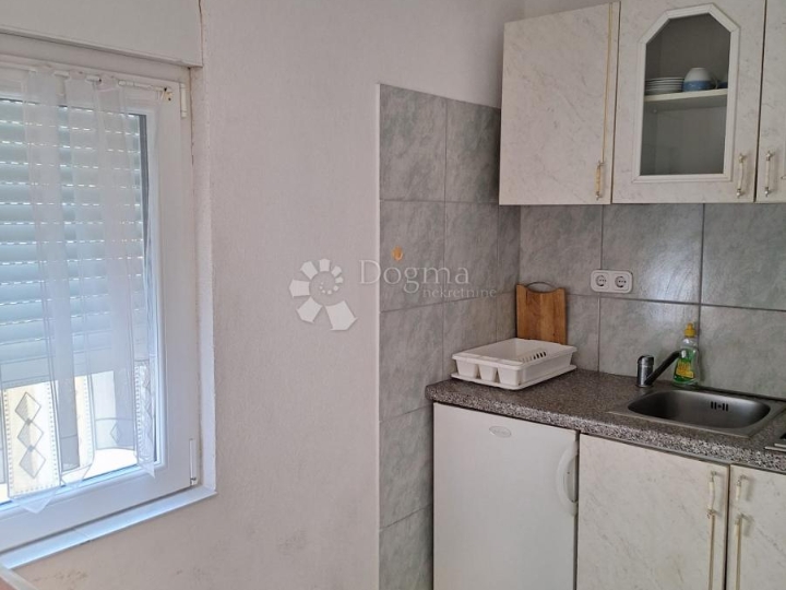 Stan na prvom katu apartmanske kuće, 100 m od mora