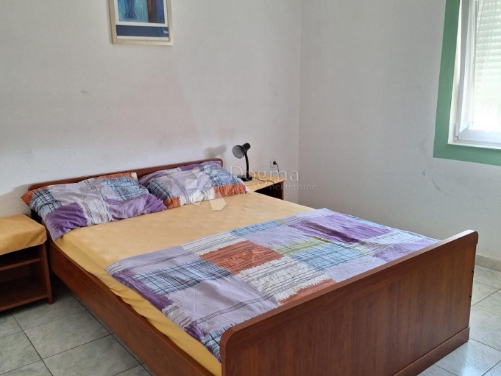 Stan na prvom katu apartmanske kuće, 100 m od mora