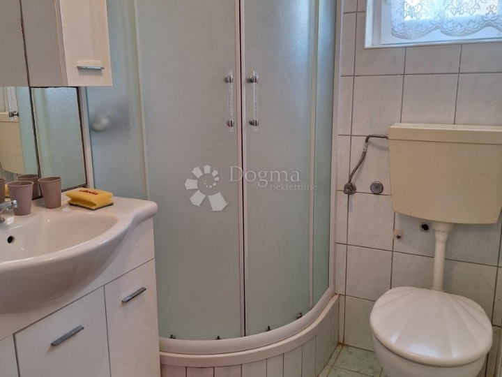 Stan na prvom katu apartmanske kuće, 100 m od mora