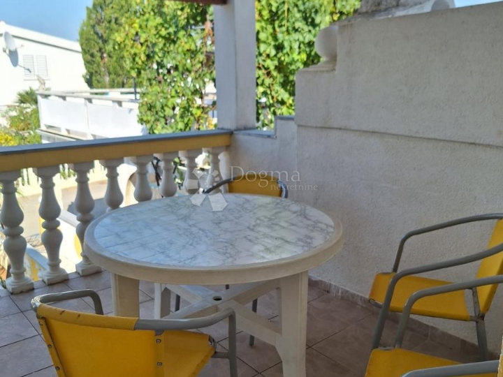 Stan na prvom katu apartmanske kuće, 100 m od mora