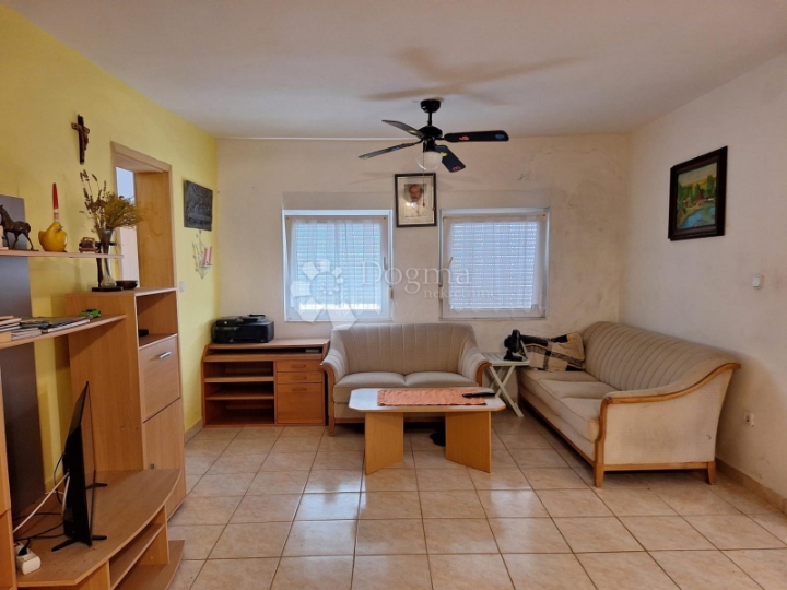 Stan u apartmanskoj kući – samo 100 m od mora!