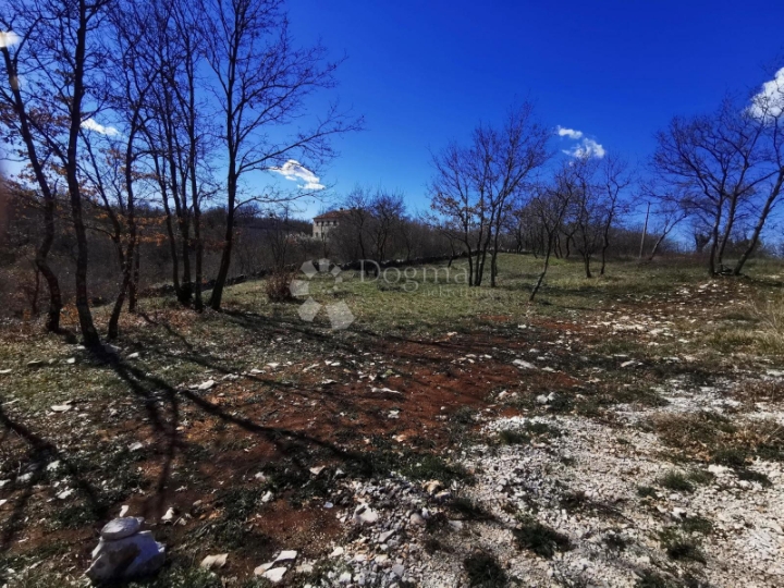 Građevinska parcela na mirnoj lokaciji s idejnim projektom