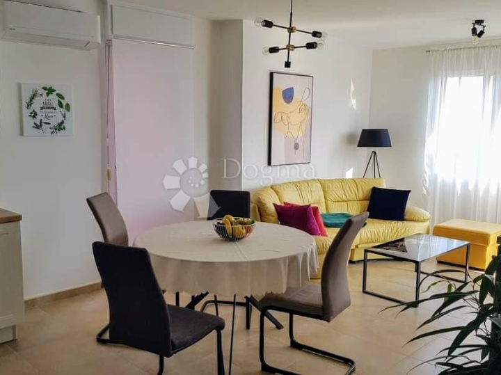 Moderan stan u lijepom okruženju