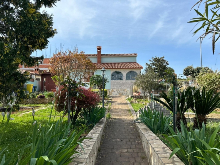 Prilika! Kuća 100 m od mora s pravom vrtnom oazom!