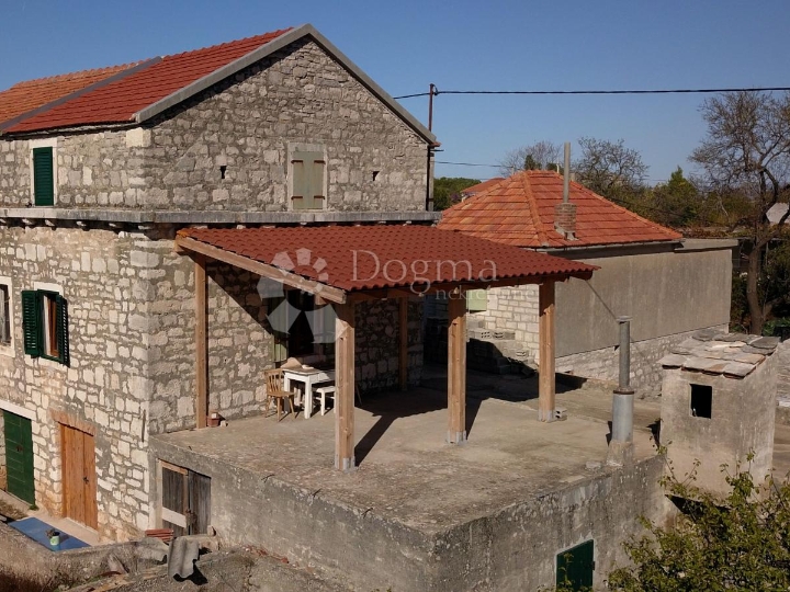 Renovirana kamena kuća u nizu s velikom terasom - Grohote, Šolta