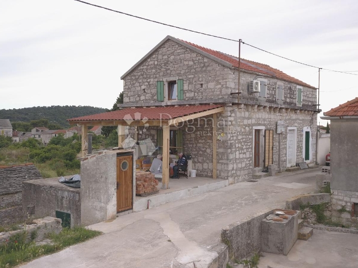 Renovirana kamena kuća u nizu s velikom terasom - Grohote, Šolta