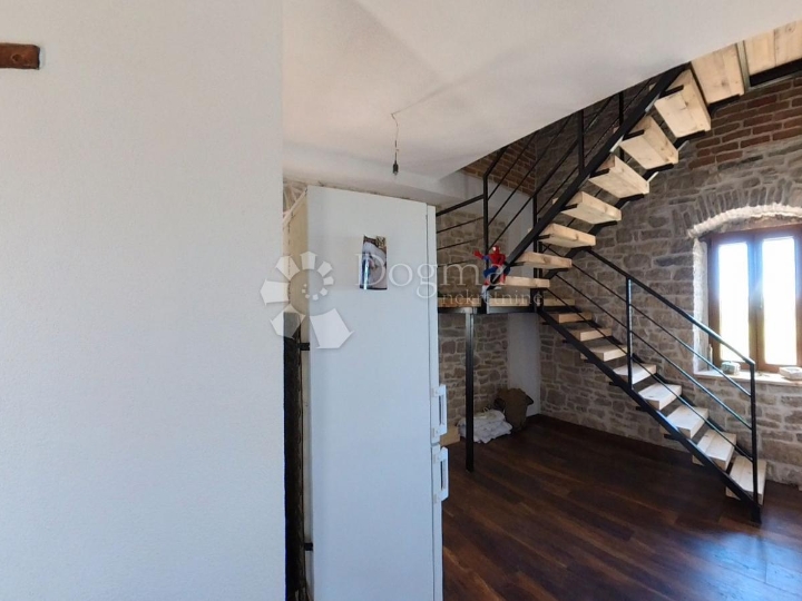 Renovirana kamena kuća u nizu s velikom terasom - Grohote, Šolta