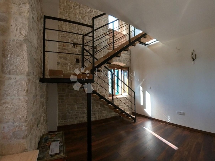 Renovirana kamena kuća u nizu s velikom terasom - Grohote, Šolta