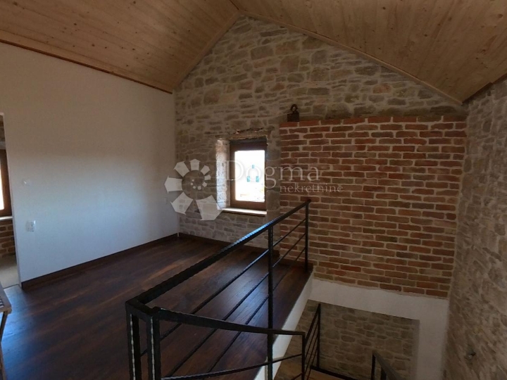 Renovirana kamena kuća u nizu s velikom terasom - Grohote, Šolta