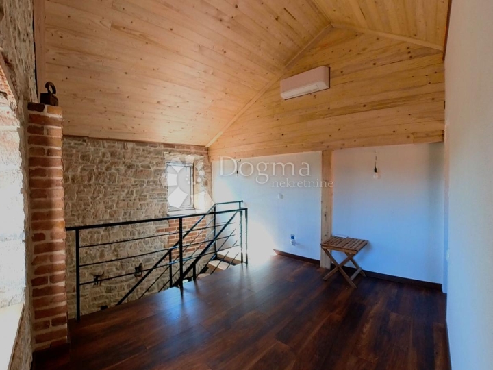 Renovirana kamena kuća u nizu s velikom terasom - Grohote, Šolta