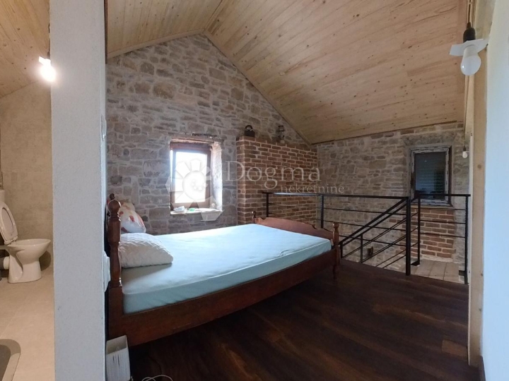 Renovirana kamena kuća u nizu s velikom terasom - Grohote, Šolta