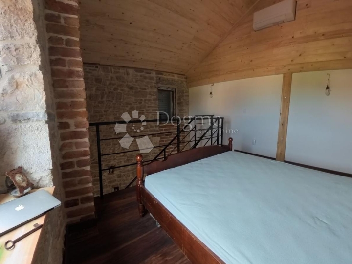 Renovirana kamena kuća u nizu s velikom terasom - Grohote, Šolta