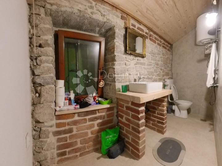 Renovirana kamena kuća u nizu s velikom terasom - Grohote, Šolta