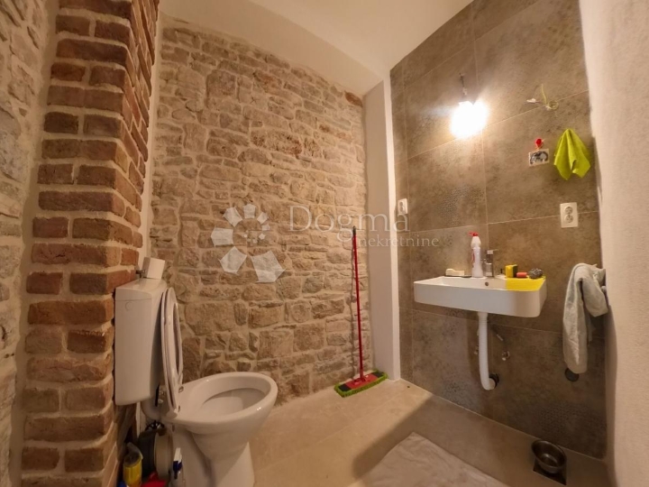 Renovirana kamena kuća u nizu s velikom terasom - Grohote, Šolta