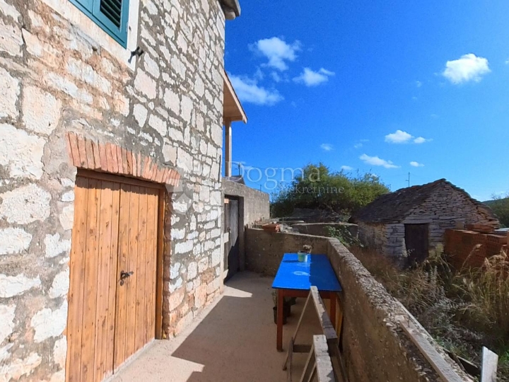 Renovirana kamena kuća u nizu s velikom terasom - Grohote, Šolta