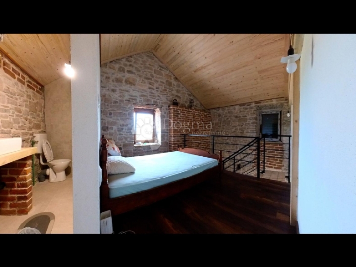 Renovirana kamena kuća u nizu s velikom terasom - Grohote, Šolta