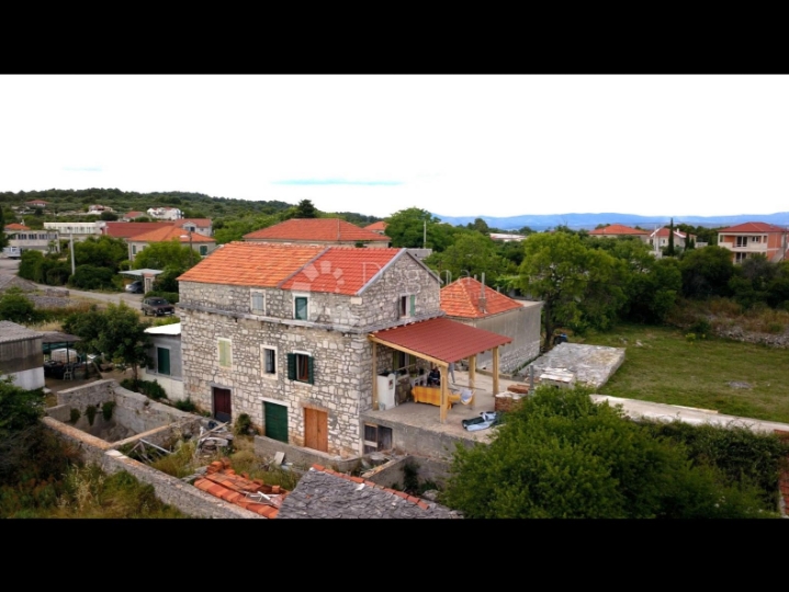Renovirana kamena kuća u nizu s velikom terasom - Grohote, Šolta