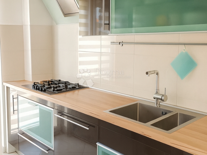 Pogled koji zaustavlja vrijeme, stan 105 m², 1. red do mora, Umag