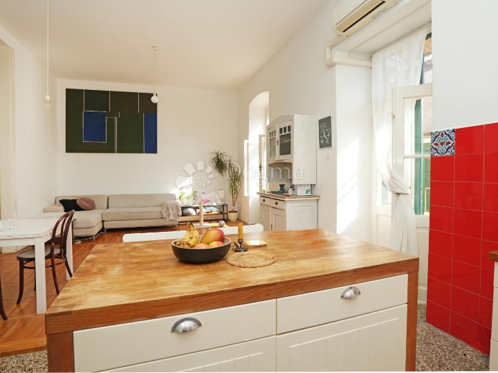 Prekrasan stan kod tržnice s terasom