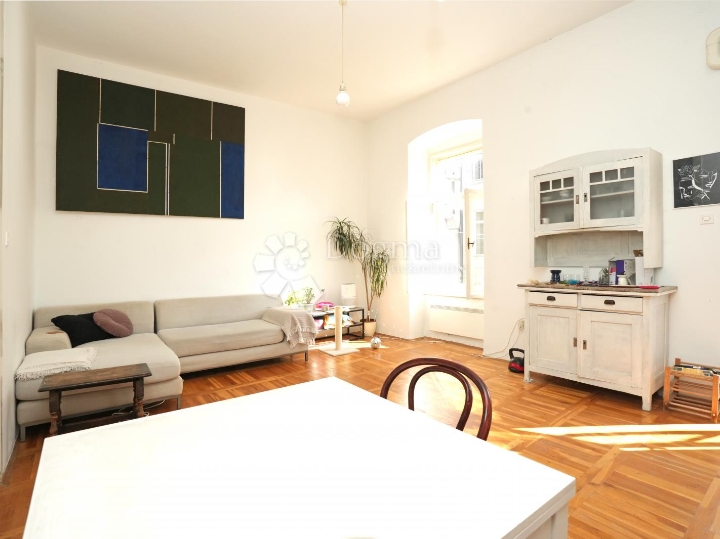 Prekrasan stan kod tržnice s terasom