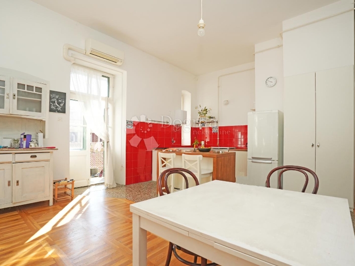 Prekrasan stan kod tržnice s terasom