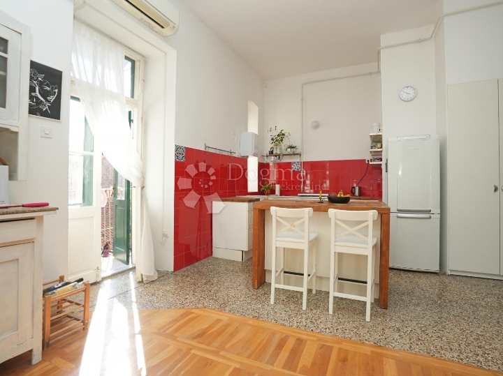 Prekrasan stan kod tržnice s terasom