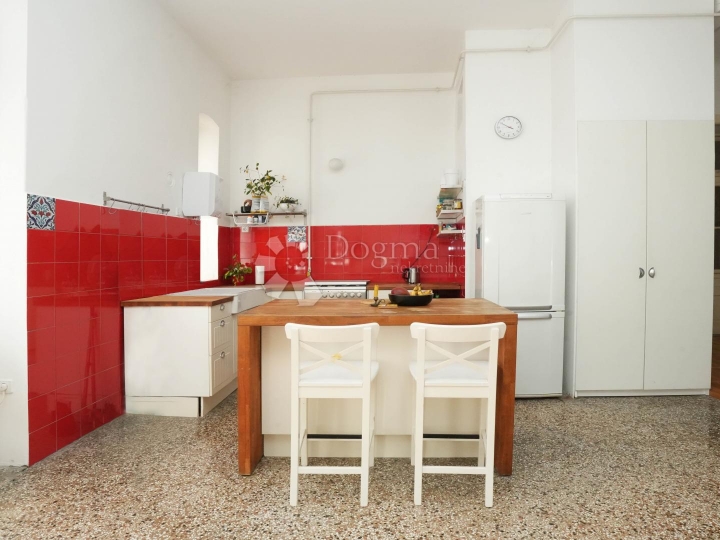 Prekrasan stan kod tržnice s terasom