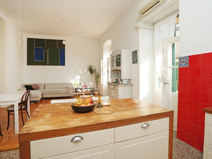 Prekrasan stan kod tržnice s terasom