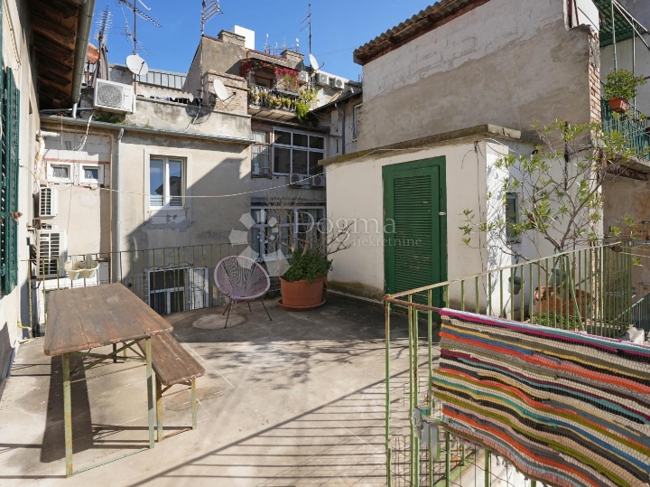 Prekrasan stan kod tržnice s terasom