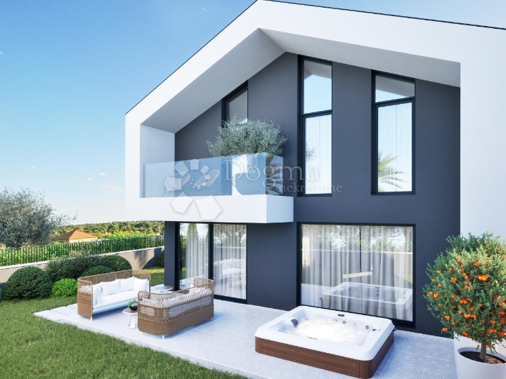 Zemljište s građ. dozvolom za kuću 500 m od mora