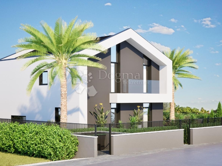 Zemljište s građ. dozvolom za kuću 500 m od mora