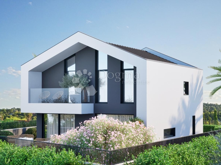 Zemljište s građ. dozvolom za kuću 500 m od mora