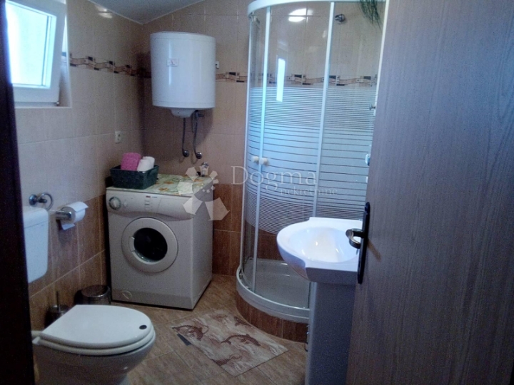 Šišan, samostojeća kuća sa 3 stana