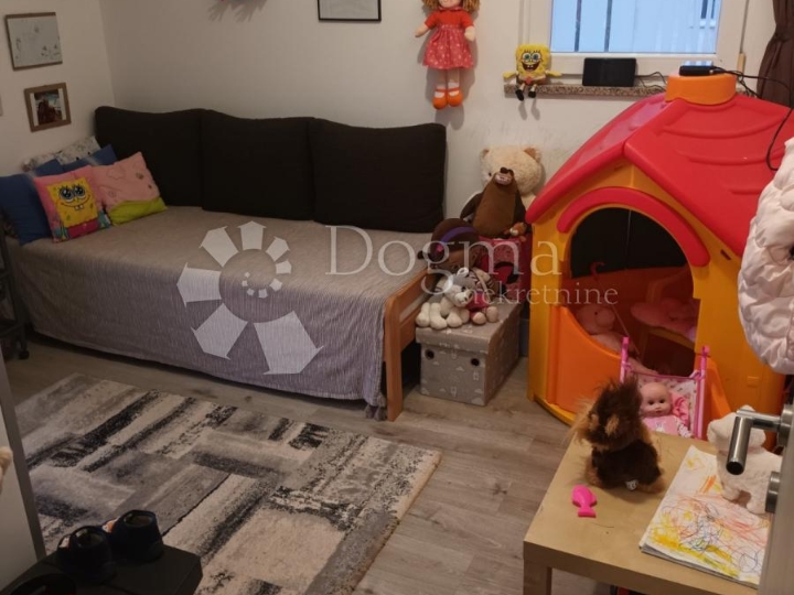 Šišan, samostojeća kuća sa 3 stana