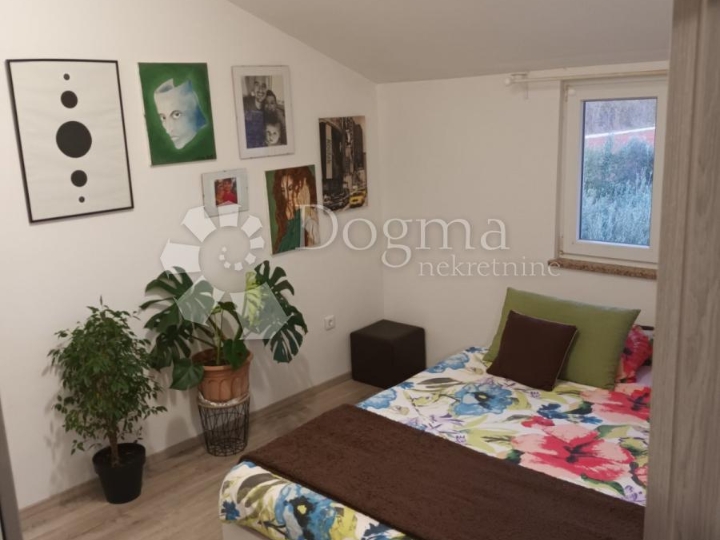 Šišan, samostojeća kuća sa 3 stana