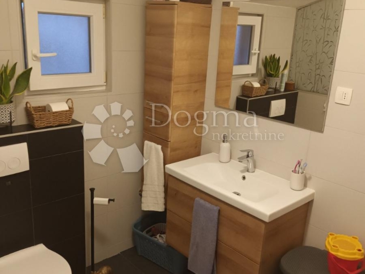 Šišan, samostojeća kuća sa 3 stana