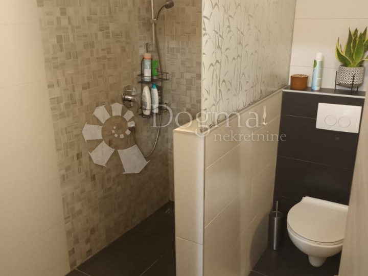 Šišan, samostojeća kuća sa 3 stana