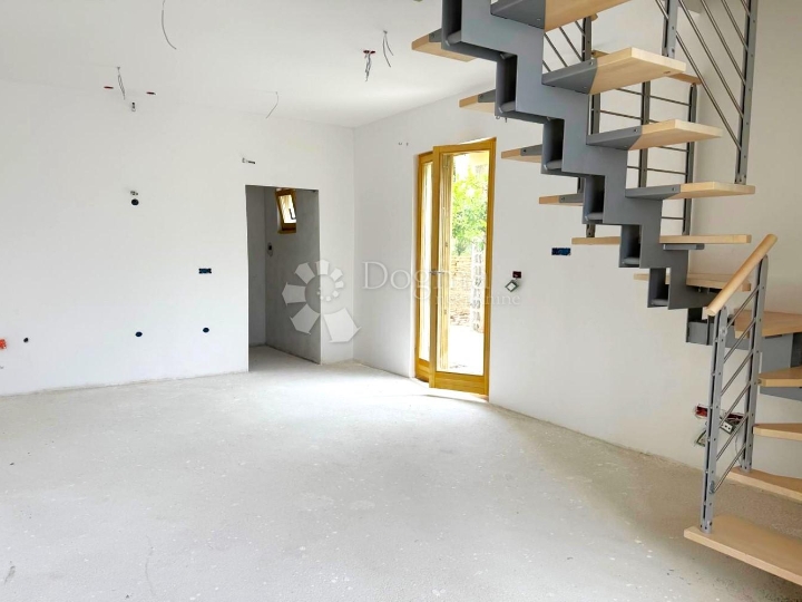 Volme – atraktivna nekretnina, vrt, parking, 300 m od mora